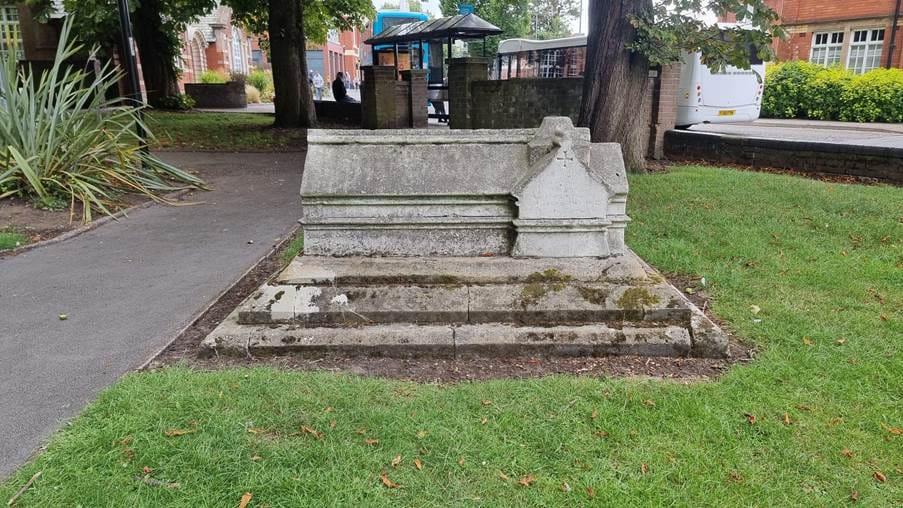 A stone bench in a park
AI-generated content may be incorrect.