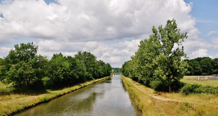 Property hunting on the Canal de Roanne à Digoin, France